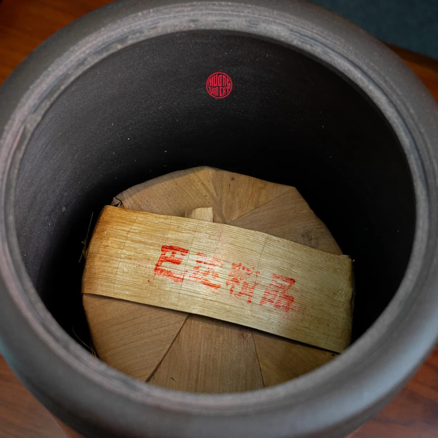 HŨ TRÀ TỬ SA CAO CẤP CHỨA TRÀ PHỔ NHĨ ( Chứa 14 bánh trà ) thumbnail 4