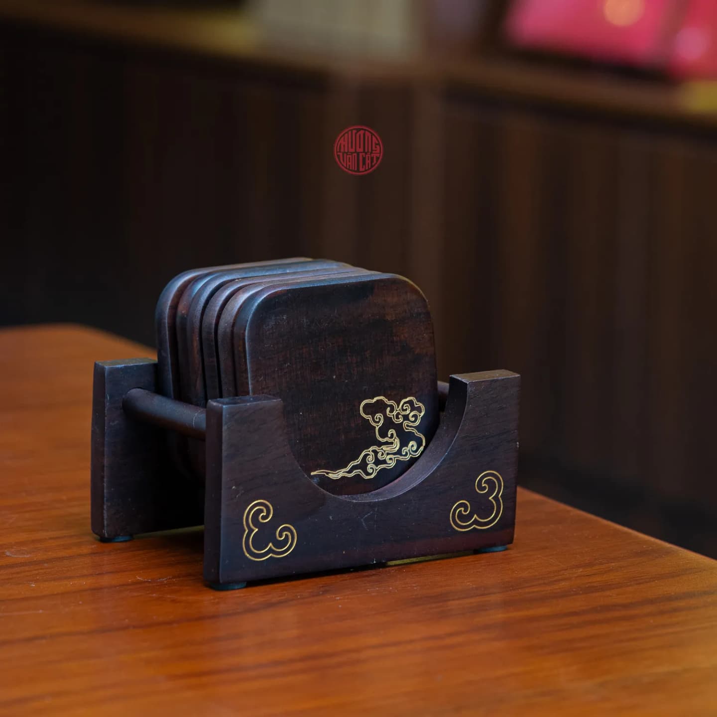 LÓT CHÉN VUÔNG GỖ GỤ KHẮC MÂY 