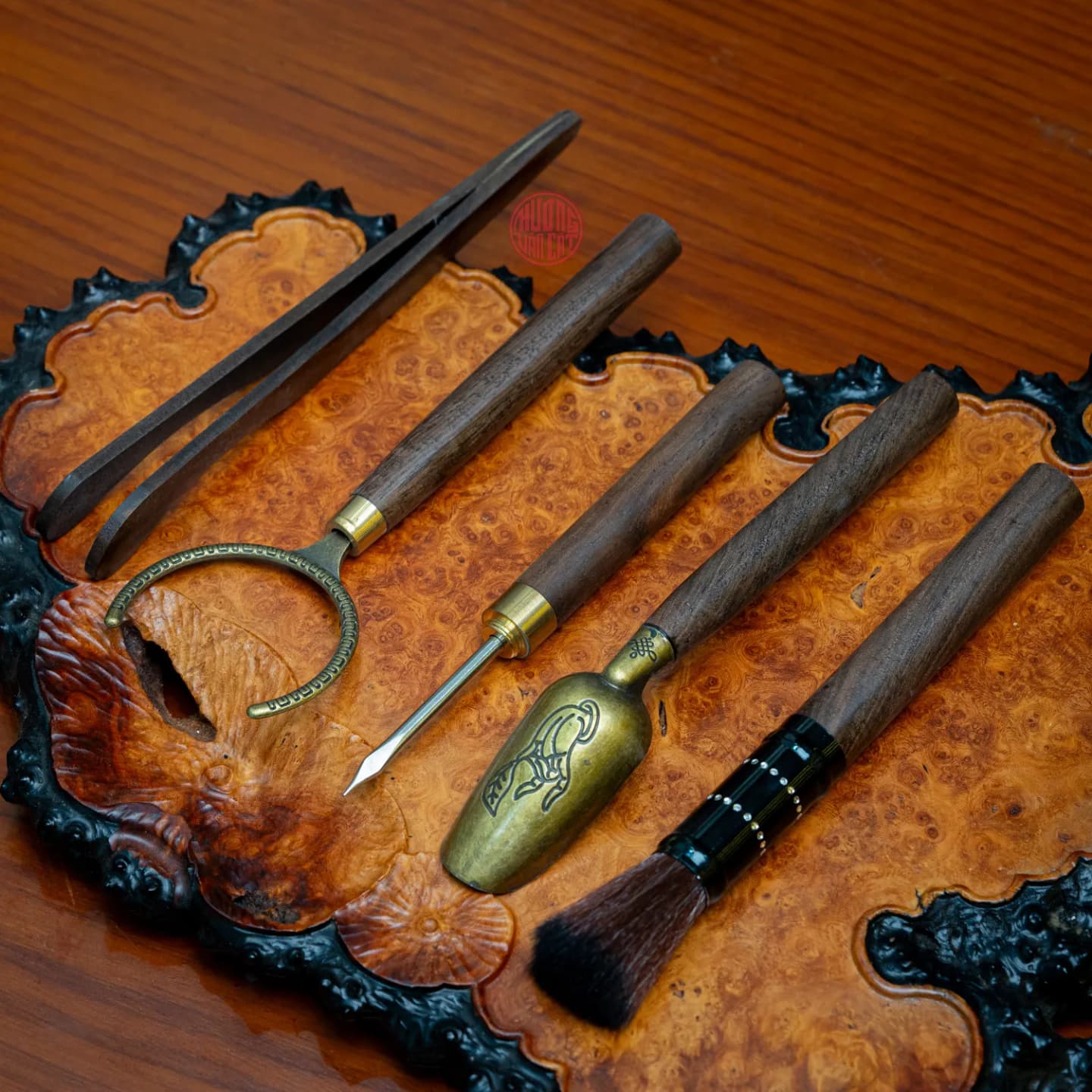 BỘ TRÀ CỤ NHIỀU MÓN HÌNH VUÔNG KHẮC CỎ MAY MẮN  thumbnail 2