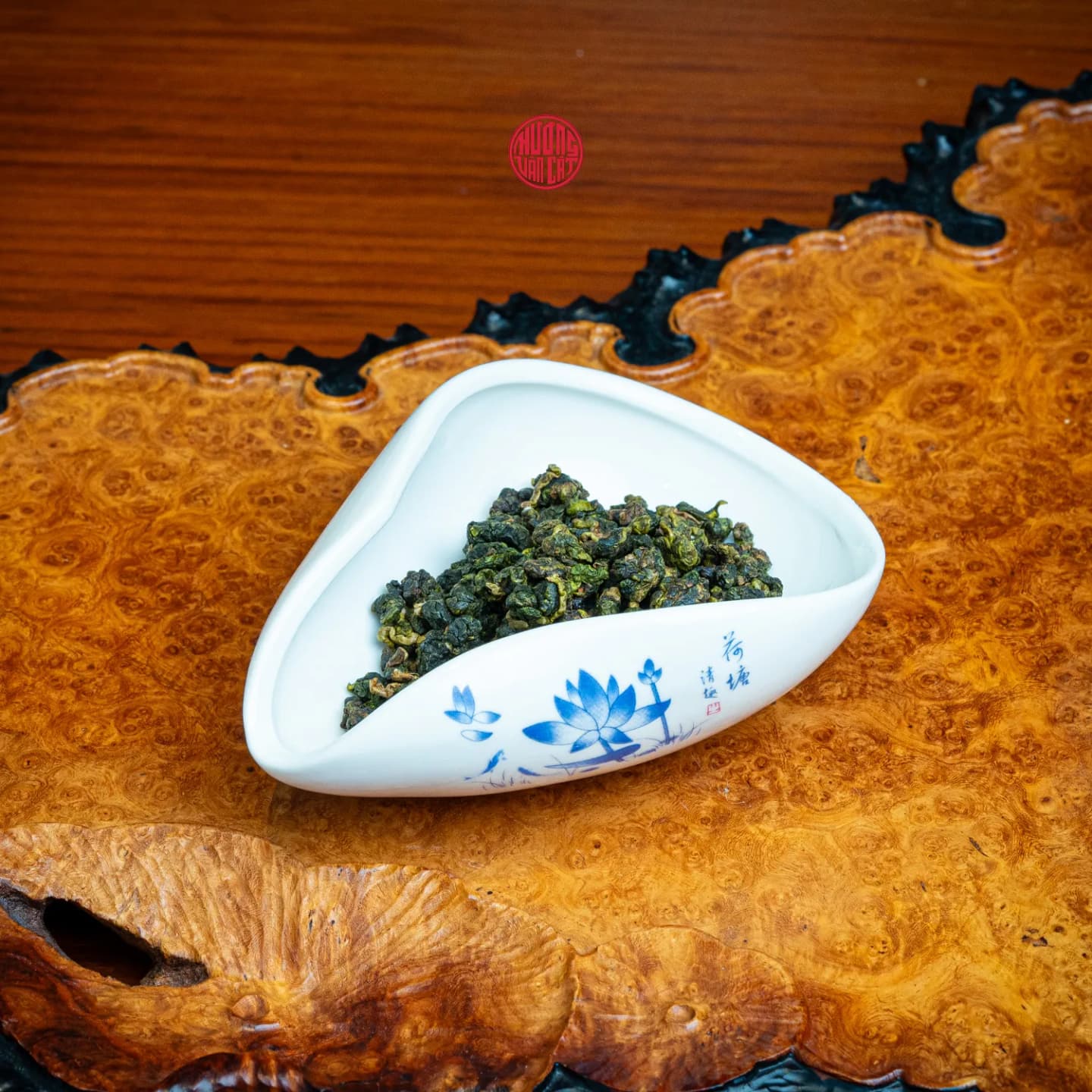 CUNG NHÃN TRÀ SỨ VẼ SEN XANH