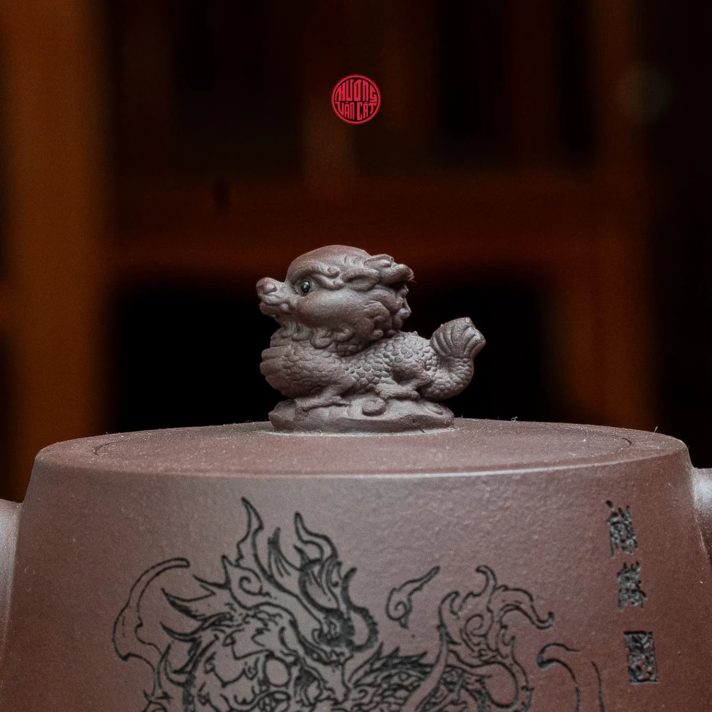 ẤM TRÀ TỬ SA LÃO TỬ DÊ DÁNG HÁN ĐẠC KHẮC KỲ LÂN  (230ml) thumbnail 3