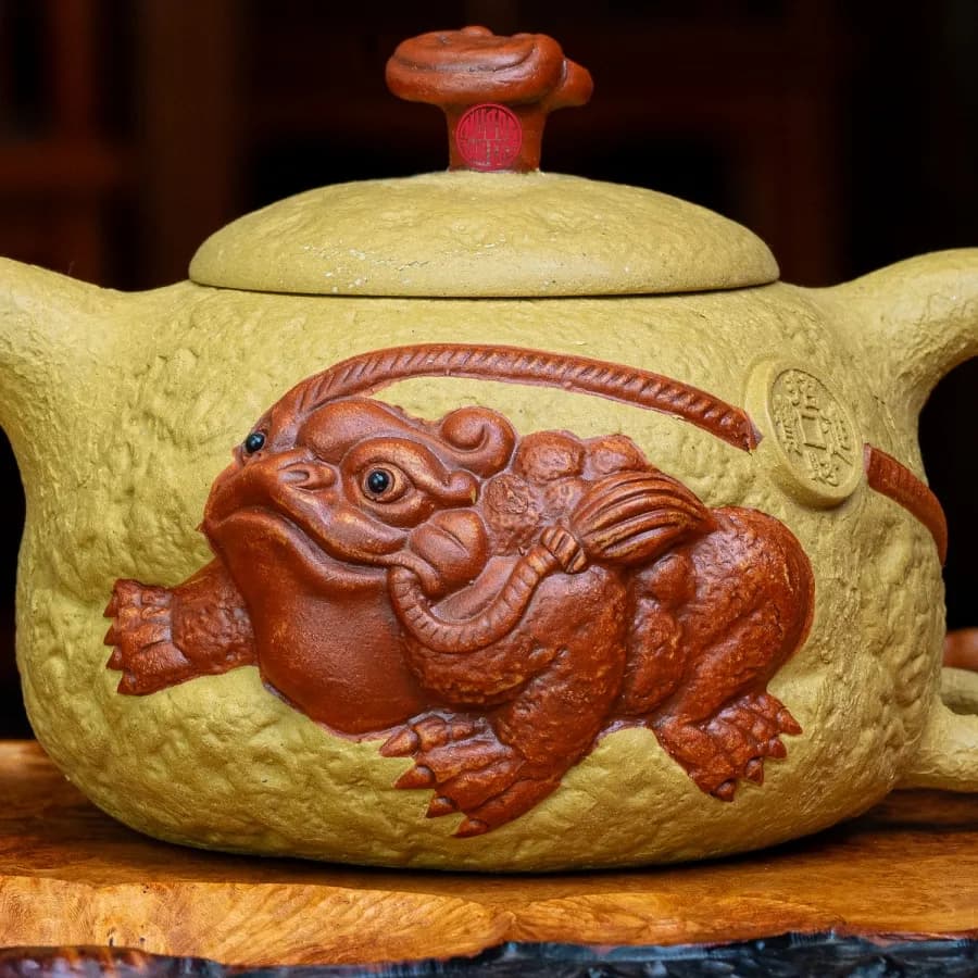 ẤM TRÀ TỬ SA ĐOÀN NÊ ĐẮP NỔI THIỀM THỪ CHIÊU TÀI (250ml) thumbnail 2