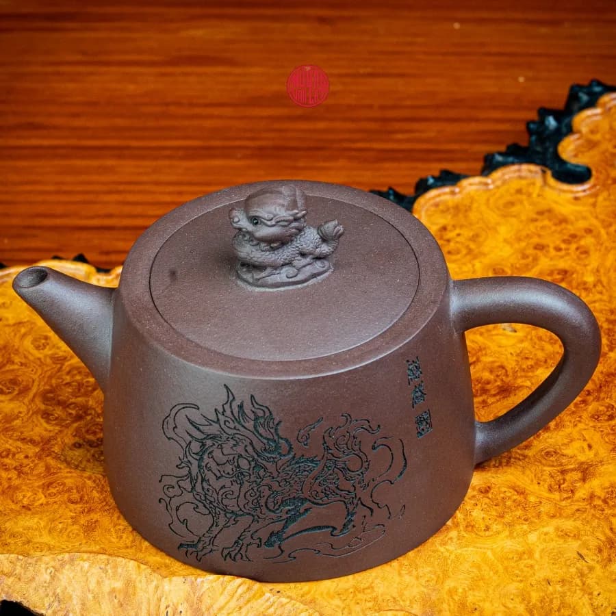 ẤM TRÀ TỬ SA LÃO TỬ DÊ DÁNG HÁN ĐẠC KHẮC KỲ LÂN  (230ml) thumbnail 4