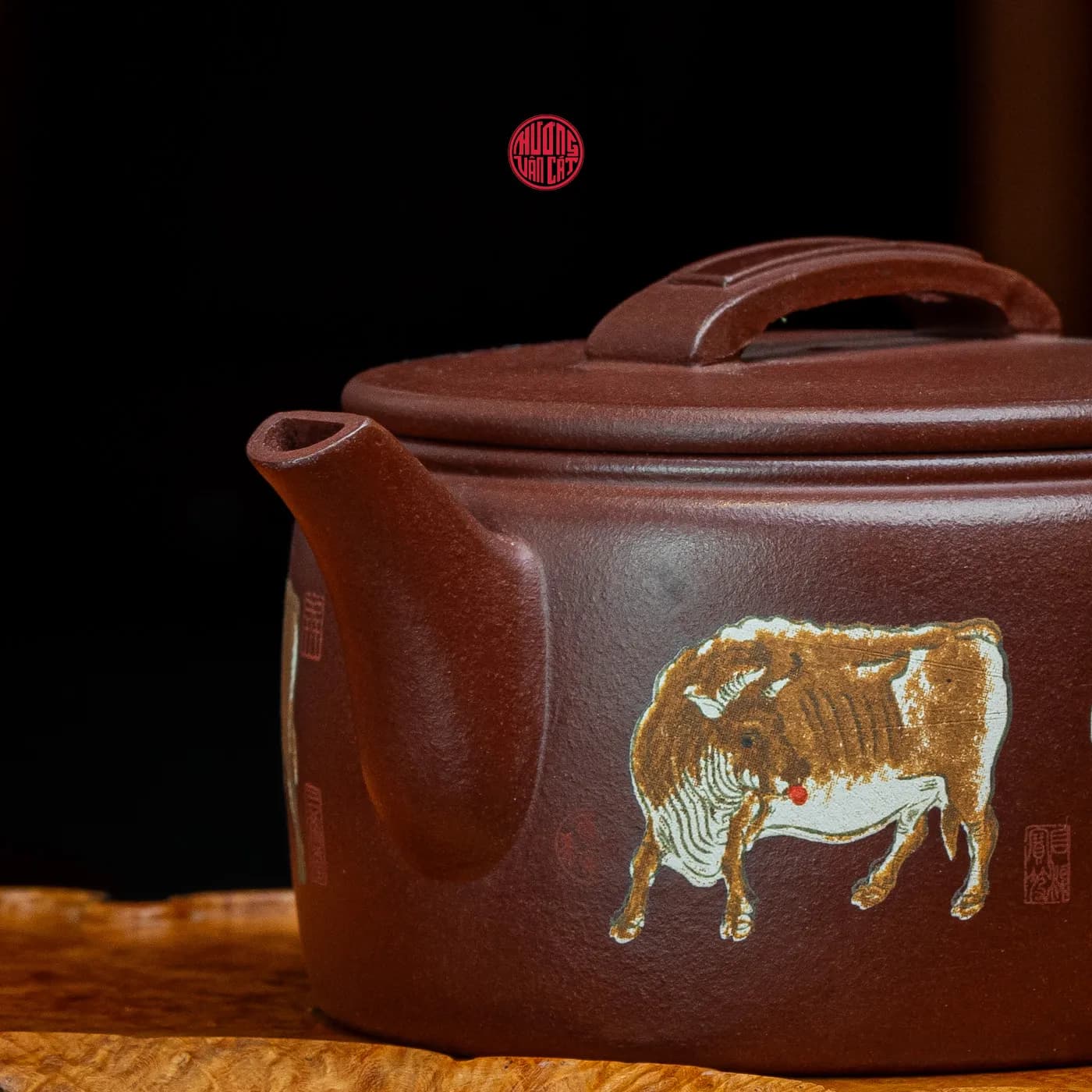 ẤM TRÀ TỬ SA DÁNG HÁN NGÕA KHẮC NGŨ NGƯU THỜI HÁN ( 300ml ) thumbnail 3