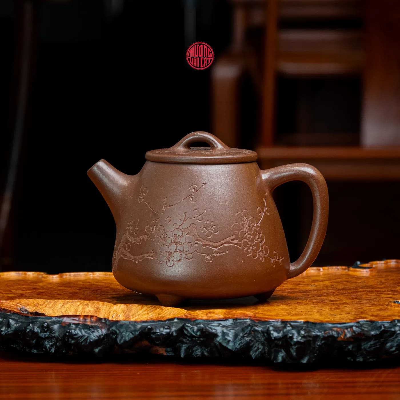 ẤM TRÀ TỬ SA ĐÁY TÀO THANH DÁNG THẠCH BIỀU CAO KHẮC HOA MAI ( 230ml )