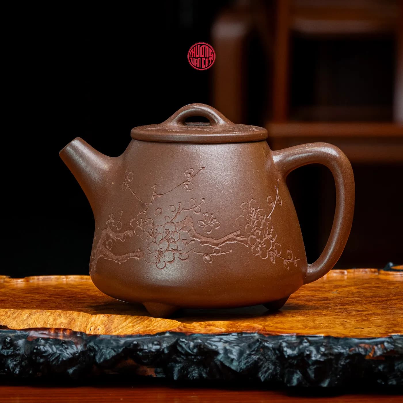 ẤM TRÀ TỬ SA ĐÁY TÀO THANH DÁNG THẠCH BIỀU CAO KHẮC HOA MAI ( 230ml ) thumbnail 2