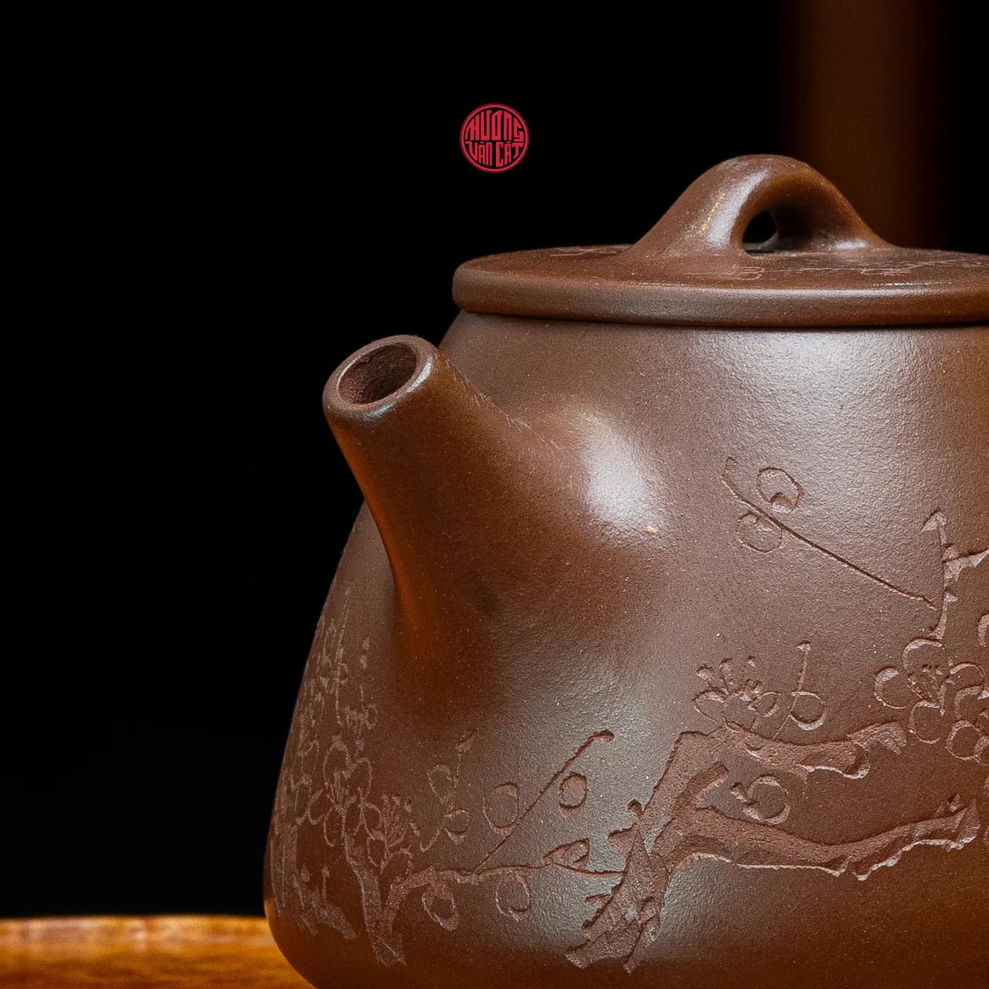 ẤM TRÀ TỬ SA ĐÁY TÀO THANH DÁNG THẠCH BIỀU CAO KHẮC HOA MAI ( 230ml ) thumbnail 3