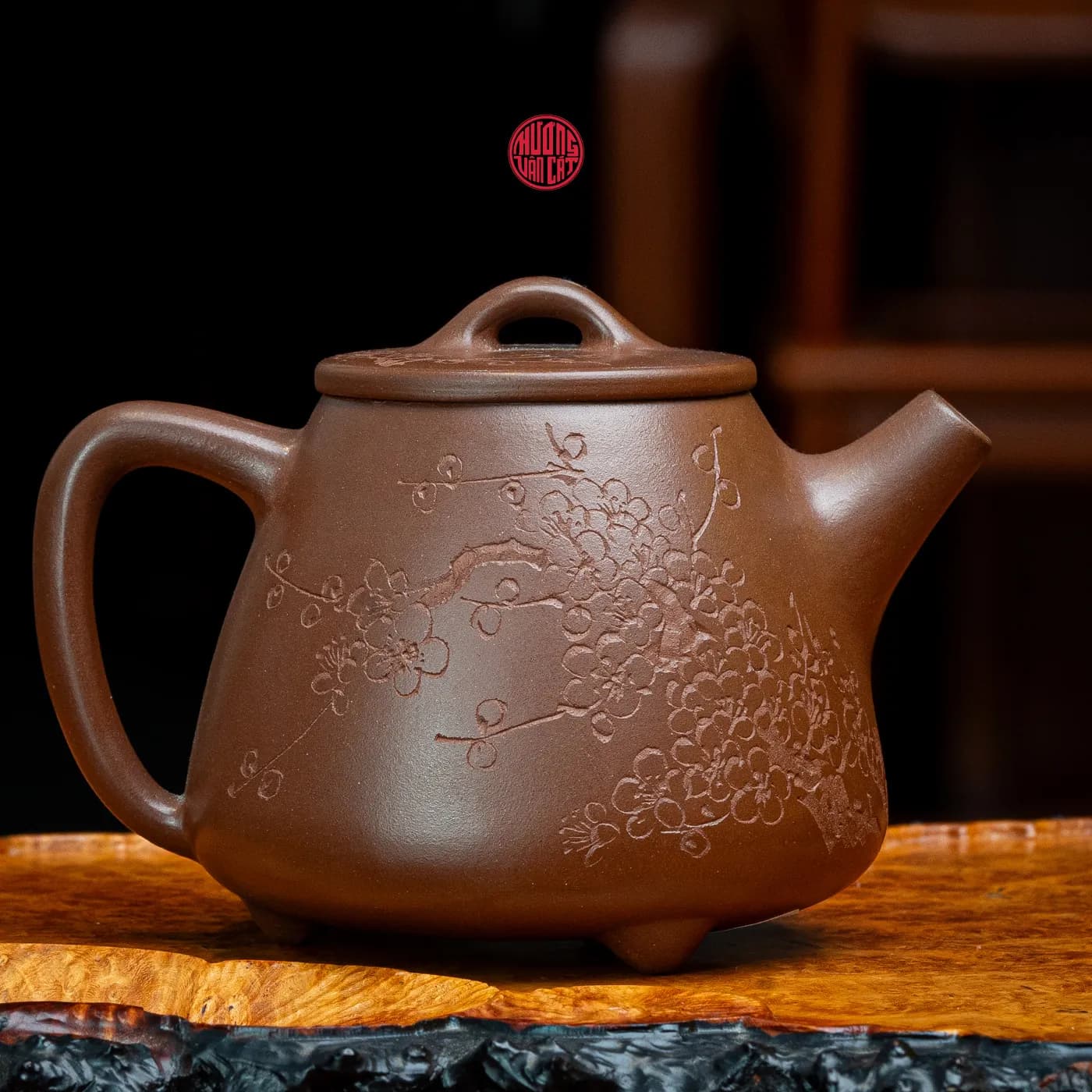 ẤM TRÀ TỬ SA ĐÁY TÀO THANH DÁNG THẠCH BIỀU CAO KHẮC HOA MAI ( 230ml ) thumbnail 4