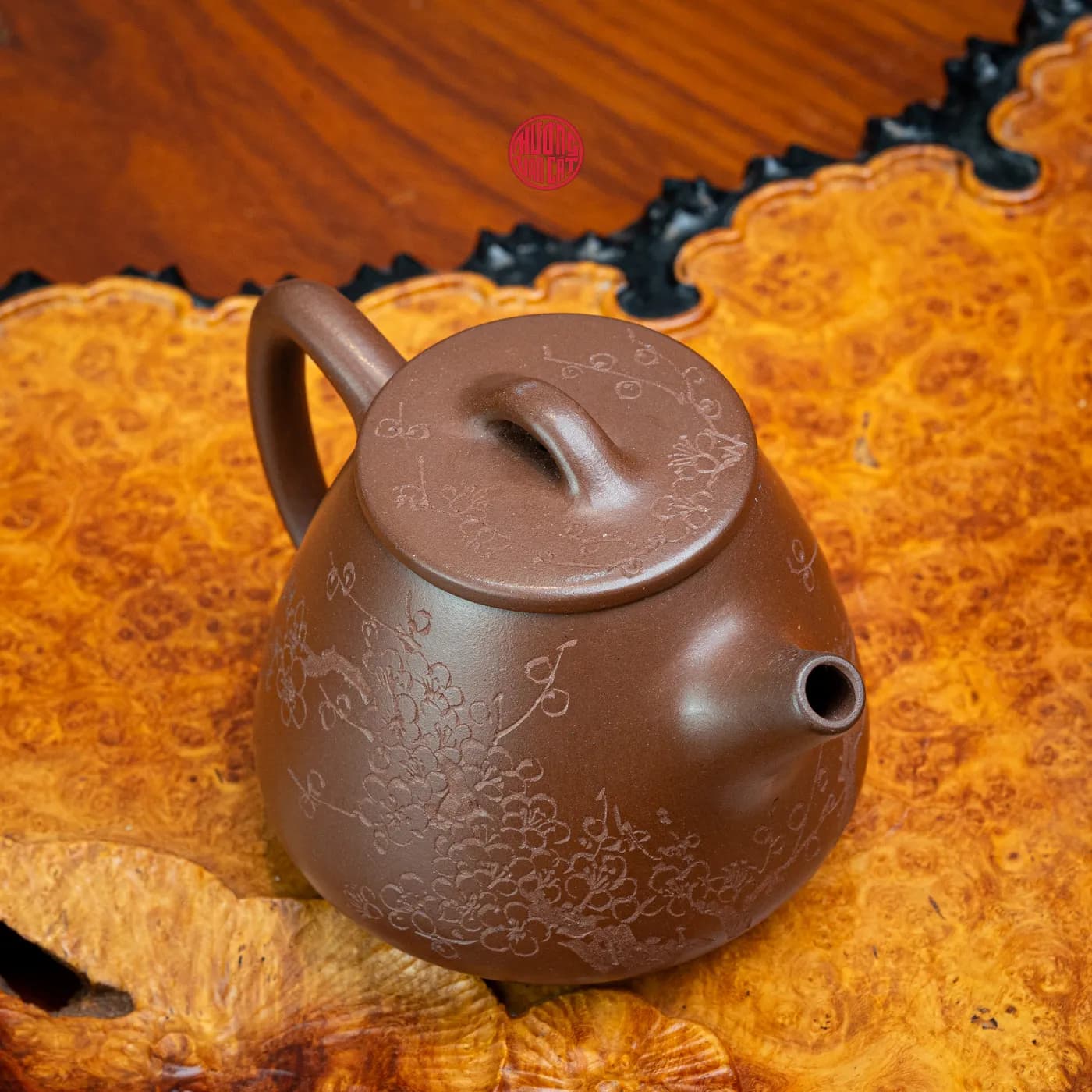 ẤM TRÀ TỬ SA ĐÁY TÀO THANH DÁNG THẠCH BIỀU CAO KHẮC HOA MAI ( 230ml ) thumbnail 6