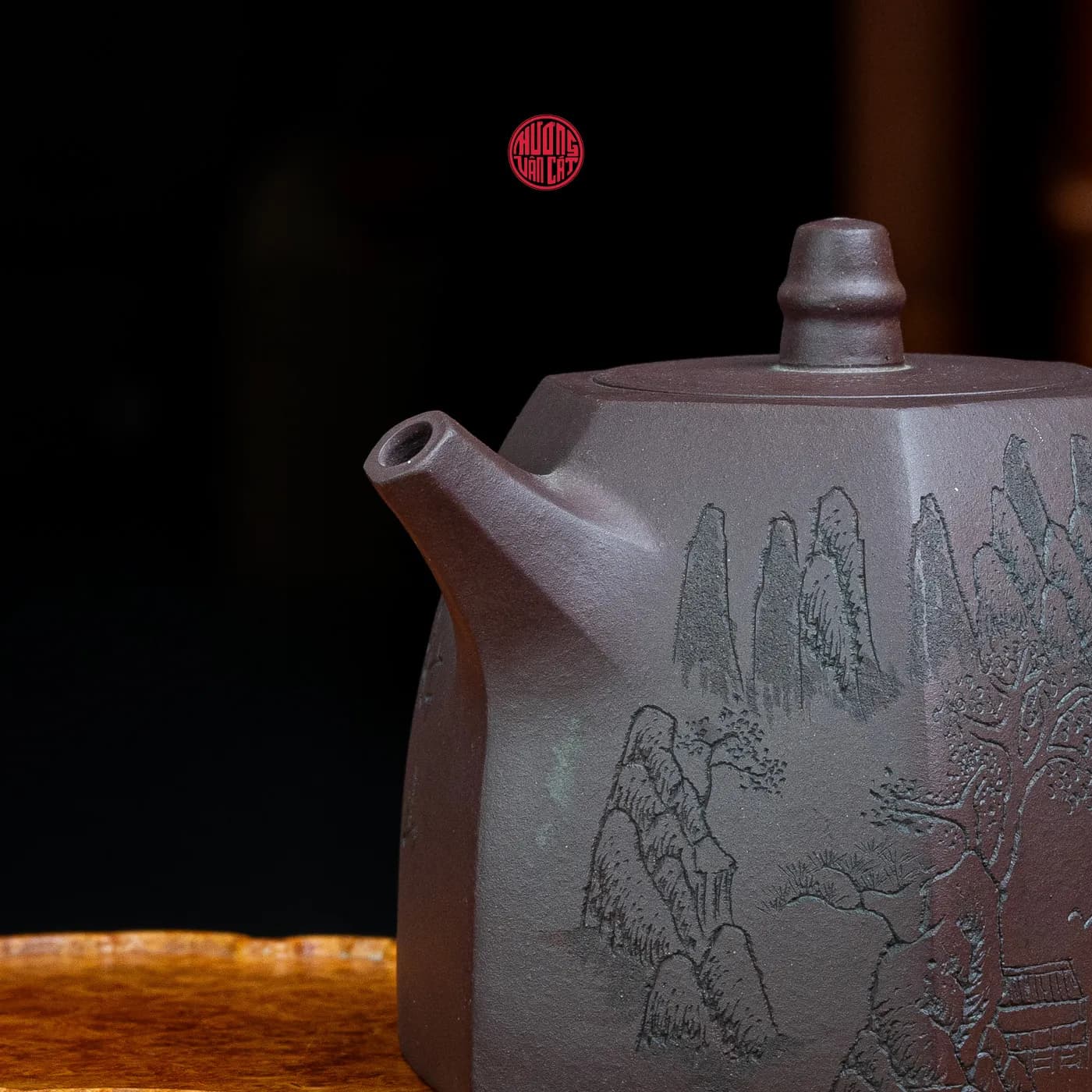 ẤM TRÀ TỬ SA DÁNG LỤC PHƯƠNG KHẮC SƠN THỦY ( 300ml ) thumbnail 3