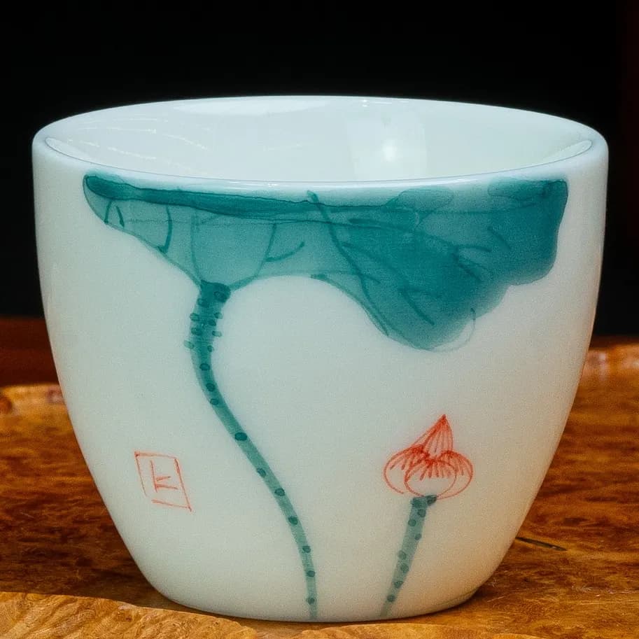 CHÉN TRÀ SỨ CẢNH ĐỨC DÁNG THON VẼ SEN (50ml) thumbnail 3